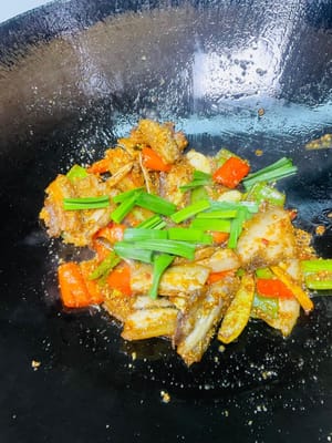 Bumbu dan penyajian: Tambahkan 1 sendok makan kecap asin dan aduk rata. Terakhir, tambahkan daun kucai dan tumis sebentar sebelum disajikan.