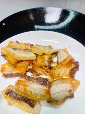 Menggoreng perut babi: Masukkan dua sendok makan minyak goreng ke dalam wajan, panaskan, lalu masukkan irisan perut babi dan goreng hingga berwarna cokelat keemasan di kedua sisinya (hati-hati dengan cipratan minyak, gunakan penutup untuk mencegah luka bakar), lalu angkat dan sisihkan.