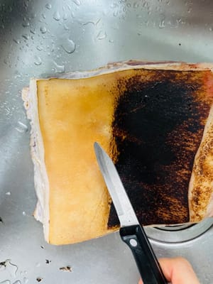 Menyiapkan perut babi: Pilih perut babi dengan keseimbangan lemak dan daging tanpa lemak yang baik. Minta tukang daging untuk membakar kulitnya untuk Anda. Setelah sampai di rumah, rendam dalam air hangat selama 10 menit, lalu gunakan pisau kecil untuk mengikis bagian yang terbakar. Milik saya hanya dikikis setengahnya. Kulit babi yang terbakar rasanya sangat lezat.