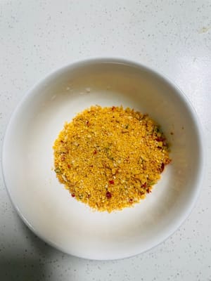 Siapkan sisa-sisa cabai.