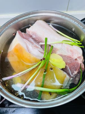 Merebus/Membentuk: Masukkan perut babi ke dalam panci berisi air dingin, tambahkan daun bawang, anggur masak, merica kering, dan irisan jahe untuk direbus. Setelah air mendidih, masak selama kurang lebih 25 menit, angkat, bilas hingga bersih, dan dinginkan di lemari es selama setengah jam agar mengeras.