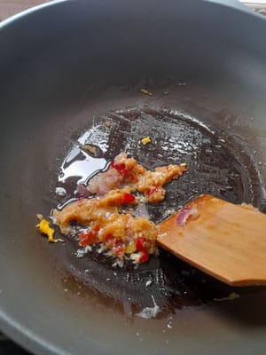 Accendete il fuoco, scaldate l'olio e fate rosolare le spezie macinate finché non saranno cotte e profumate.