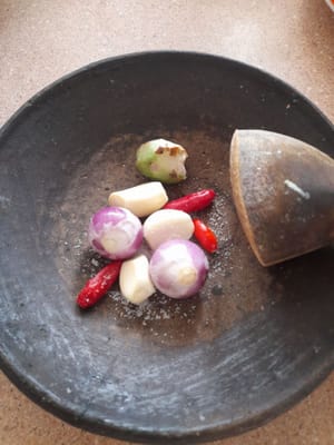 Frullare i peperoncini, gli scalogni, l'aglio e il galanga