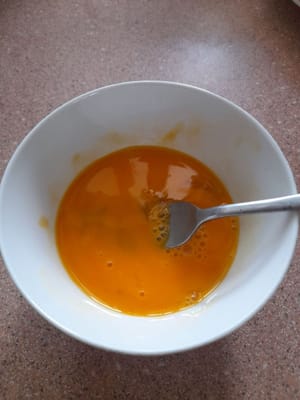 Sbattete le uova fino a renderle spumose