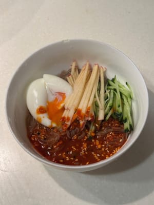 Ajoutez ensuite les garnitures et la sauce. C’est prêt ! Bon appétit !