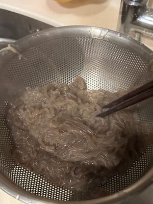 Égouttez et rincez les nouilles à l’eau froide. Réservez.