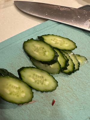 Préparation des garnitures : couper la pomme et le concombre en fines lamelles.