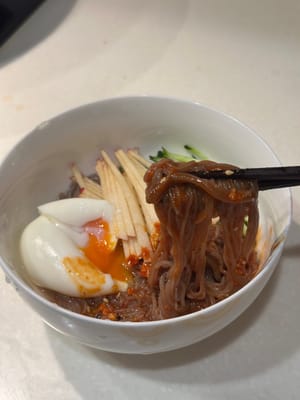 Bibim-guksu (nouilles froides épicées coréennes)