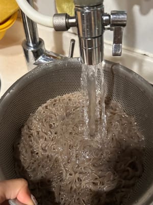 Égouttez et rincez les nouilles à l’eau froide. Réservez.