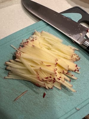 Préparation des garnitures : couper la pomme et le concombre en fines lamelles.