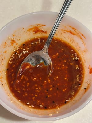 Mélangez également tous les ingrédients de la sauce.