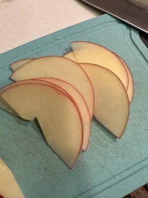 Préparation des garnitures : couper la pomme et le concombre en fines lamelles.