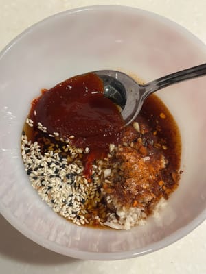 Mélangez également tous les ingrédients de la sauce.