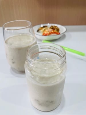 Préparation : Prenez une belle tasse, versez-y 60 ml de lait glacé (pour varier les saveurs, ajoutez du thé au lait glacé et découvrez une nouvelle façon de déguster le « thé glacé au lait de haricots verts ») ; versez ensuite 100 grammes de purée de haricots verts battus et étalez-la sur le lait glacé ; puis versez environ 60 grammes de bouillie de haricots verts cuits (c'est-à-dire des haricots verts cuits avec de la soupe, en conservant leur texture granuleuse) et recouvrez-la de purée. Pour une double fraîcheur, ajoutez des glaçons sur la couche inférieure et la tasse sera rafraîchissante et délicieuse.
~ Pour une apparence soignée, vous pouvez également verser de la sauce matcha sur la couche supérieure, en utilisant le vert émeraude du matcha et le vert-jaune des haricots verts pour rehausser le tout, ou saupoudrer de poudre de matcha pour embellir le tout, afin que la tasse entière « explose » instantanément. Votre smoothie au lait de haricots verts, rafraîchissant et délicieux, est prêt !