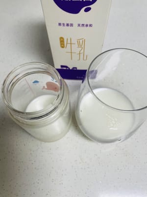 Préparation : Prenez une belle tasse, versez-y 60 ml de lait glacé (pour varier les saveurs, ajoutez du thé au lait glacé et découvrez une nouvelle façon de déguster le « thé glacé au lait de haricots verts ») ; versez ensuite 100 grammes de purée de haricots verts battus et étalez-la sur le lait glacé ; puis versez environ 60 grammes de bouillie de haricots verts cuits (c'est-à-dire des haricots verts cuits avec de la soupe, en conservant leur texture granuleuse) et recouvrez-la de purée. Pour une double fraîcheur, ajoutez des glaçons sur la couche inférieure et la tasse sera rafraîchissante et délicieuse.
~ Pour une apparence soignée, vous pouvez également verser de la sauce matcha sur la couche supérieure, en utilisant le vert émeraude du matcha et le vert-jaune des haricots verts pour rehausser le tout, ou saupoudrer de poudre de matcha pour embellir le tout, afin que la tasse entière « explose » instantanément. Votre smoothie au lait de haricots verts, rafraîchissant et délicieux, est prêt !