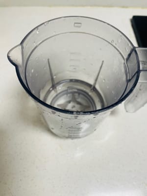 Désinfection : Préparez des ustensiles de cuisine propres (robot culinaire, cuillère, etc.) et de la vaisselle pour contenir le produit fini, blanchissez-les dans de l'eau bouillante, égouttez l'eau, pour garantir que le processus de production est propre et hygiénique, et mangez en toute sécurité.