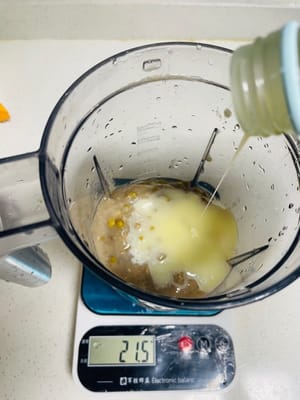 Une fois la bouillie de haricots mungo cuite refroidie (ou froide, selon vos habitudes), versez 300 g de bouillie de haricots mungo froide dans un robot culinaire, ajoutez 80 g de lait concentré et 240 g de lait congelé (congelez le lait en glaçons ou en morceaux à l’avance), démarrez le robot culinaire et fouettez jusqu’à obtenir une pâte de haricots mungo lisse, légèrement onctueuse. Pour une texture plus lisse, fouettez encore un peu.
