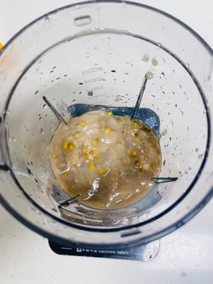 Une fois la bouillie de haricots mungo cuite refroidie (ou froide, selon vos habitudes), versez 300 g de bouillie de haricots mungo froide dans un robot culinaire, ajoutez 80 g de lait concentré et 240 g de lait congelé (congelez le lait en glaçons ou en morceaux à l’avance), démarrez le robot culinaire et fouettez jusqu’à obtenir une pâte de haricots mungo lisse, légèrement onctueuse. Pour une texture plus lisse, fouettez encore un peu.