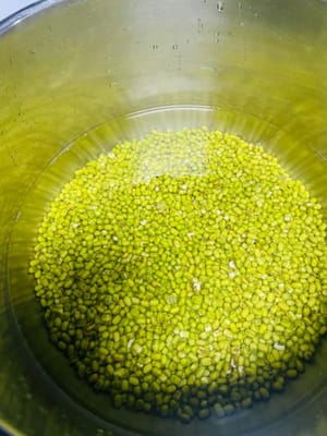 2. Version autocuiseur : Égouttez les haricots mungo trempés, mettez-les dans une cocotte-minute, ajoutez une quantité d’eau appropriée (un peu plus que les haricots mungo). Couvrez la casserole et laissez cuire à feu vif jusqu’à ce que le gaz commence à s’échapper, puis baissez immédiatement à feu doux. Comptez 10 minutes. Faites cuire jusqu’à obtenir une bouillie de haricots mungo. Laissez refroidir et réservez (je le mets au réfrigérateur après refroidissement avant de l’utiliser).
2. Version marmite : Mettez les haricots mungo trempés dans une casserole ordinaire, ajoutez de l’eau pour les recouvrir, faites bouillir à feu vif, puis baissez à feu moyen-doux, maintenez une légère ébullition et laissez cuire 30 à 40 minutes. Remuez pendant ce temps pour éviter que les haricots mungo n’attachent à la casserole, jusqu’à ce qu’ils soient cassés à la cuillère.