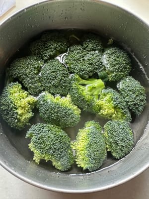 西蘭花切成小顆然後浸水備用