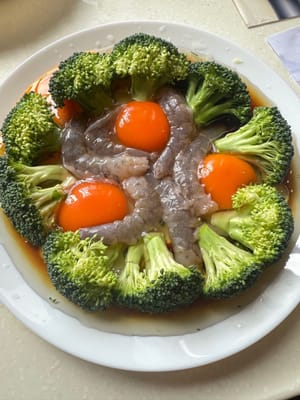 Placez les crevettes à côté des œufs.