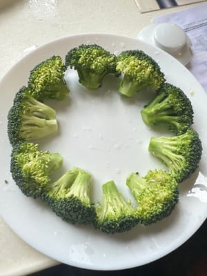 Disposez les brocolis en cercle sur une assiette.