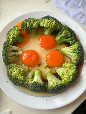 Ajouter les oignons verts hachés et l’huile, puis casser les œufs.