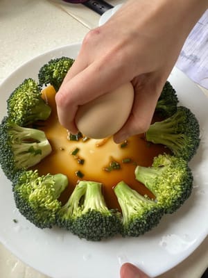 Ajouter les oignons verts hachés et l’huile, puis casser les œufs.