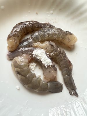 蝦剝殼後加一點點生粉,加鹽和胡椒粉