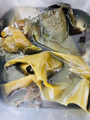Rendam kelp dalam air bersih selama lebih dari 3 jam. Setelah direndam sepenuhnya, bilas dengan air mengalir untuk menghilangkan kotoran yang menempel di permukaan, lalu potong-potong kecil dengan ukuran yang sama untuk digunakan nanti.
