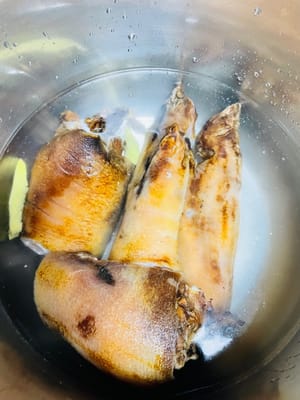 Karena kaki babi yang diawetkan mengandung banyak garam selama proses memasak, kaki babi tersebut harus dimasak hingga matang sempurna bersama kacang merah putih yang sulit dimasak. Jika Anda menggunakan panci presto, nyalakan timer selama 3 menit setelah panci presto habis; jika Anda menggunakan panci biasa, Anda perlu memasak lebih dari 20 menit. Setelah matang, buang air rebusan pertama karena terlalu asin.