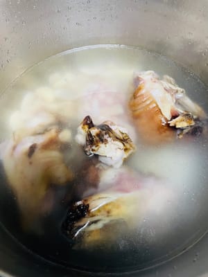 Cuci bersih kaki babi dan kacang merah putih yang sudah diawetkan setelah dimasak pertama kali, masukkan ke dalam panci, tambahkan irisan jahe, merica yang sudah dicuci, dan potongan rumput laut. Jika menggunakan panci presto, panaskan dan mulailah merebus selama kurang lebih 5 menit; jika menggunakan panci biasa, rebus selama kurang lebih 1,5 jam, hingga kaki babi, kacang merah putih, dan rumput laut yang sudah diawetkan empuk dan busuk, serta bumbunya menyatu.