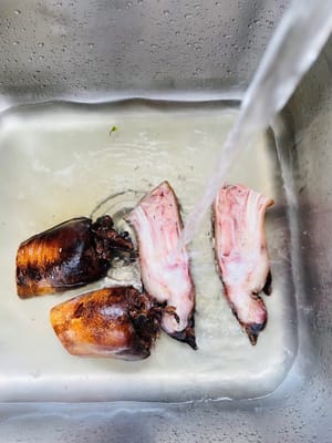 3. Mengolah kaki babi yang sudah diawetkan: Bakar kaki babi yang sudah diawetkan dengan api (bisa menggunakan kompor gas rumah tangga) hingga kulitnya berubah menjadi putih dan hitam. Langkah ini akan membuat kulit babi lebih lembut dan elastis setelah direbus. Setelah dibakar, rendam kaki babi yang sudah diawetkan dalam air hangat selama lebih dari setengah jam, lalu keruk dan bersihkan dengan pisau. Kemudian rendam kembali dalam air bersih selama setengah jam lagi untuk menghilangkan rasa asinnya secara efektif. Setelah itu, potong kaki babi yang sudah diawetkan menjadi potongan-potongan kecil (jika Anda tidak ingin melakukannya sendiri, Anda bisa membawanya ke pasar sayur dan meminta bantuan penjual daging babi, seperti saya 😂).