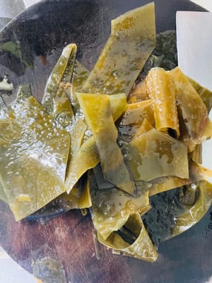 Rendam kelp dalam air bersih selama lebih dari 3 jam. Setelah direndam sepenuhnya, bilas dengan air mengalir untuk menghilangkan kotoran yang menempel di permukaan, lalu potong-potong kecil dengan ukuran yang sama untuk digunakan nanti.