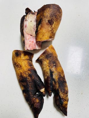 3. Mengolah kaki babi yang sudah diawetkan: Bakar kaki babi yang sudah diawetkan dengan api (bisa menggunakan kompor gas rumah tangga) hingga kulitnya berubah menjadi putih dan hitam. Langkah ini akan membuat kulit babi lebih lembut dan elastis setelah direbus. Setelah dibakar, rendam kaki babi yang sudah diawetkan dalam air hangat selama lebih dari setengah jam, lalu keruk dan bersihkan dengan pisau. Kemudian rendam kembali dalam air bersih selama setengah jam lagi untuk menghilangkan rasa asinnya secara efektif. Setelah itu, potong kaki babi yang sudah diawetkan menjadi potongan-potongan kecil (jika Anda tidak ingin melakukannya sendiri, Anda bisa membawanya ke pasar sayur dan meminta bantuan penjual daging babi, seperti saya 😂).