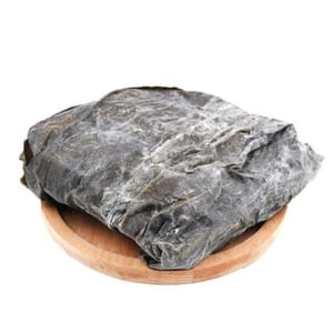 Rendam kelp dalam air bersih selama lebih dari 3 jam. Setelah direndam sepenuhnya, bilas dengan air mengalir untuk menghilangkan kotoran yang menempel di permukaan, lalu potong-potong kecil dengan ukuran yang sama untuk digunakan nanti.