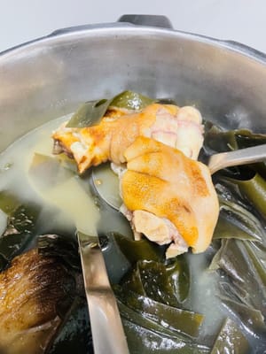 Buang minyaknya dan nikmati: Kaki babi yang diawetkan relatif berminyak. Setelah proses perebusan selesai, akan ada lapisan minyak yang mengapung di permukaan sup. Saat ini, Anda dapat menggunakan sendok saring anggur untuk membuang minyak yang mengapung di permukaan secara perlahan untuk mengurangi rasa berminyak, lalu taburi daun bawang cincang (opsional) dan Anda dapat menikmati kaki babi yang diawetkan khas Sichuan dan Chongqing yang lezat ini, direbus dengan kacang merah dan rumput laut.
~ Jangan panik! Bahkan tanpa kaki babi yang diawetkan, Anda masih bisa membuat sup kaki babi yang lezat di jalanan Chengdu, Sichuan: