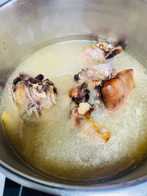 Karena kaki babi yang diawetkan mengandung banyak garam selama proses memasak, kaki babi tersebut harus dimasak hingga matang sempurna bersama kacang merah putih yang sulit dimasak. Jika Anda menggunakan panci presto, nyalakan timer selama 3 menit setelah panci presto habis; jika Anda menggunakan panci biasa, Anda perlu memasak lebih dari 20 menit. Setelah matang, buang air rebusan pertama karena terlalu asin.