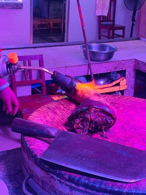 3. Mengolah kaki babi yang sudah diawetkan: Bakar kaki babi yang sudah diawetkan dengan api (bisa menggunakan kompor gas rumah tangga) hingga kulitnya berubah menjadi putih dan hitam. Langkah ini akan membuat kulit babi lebih lembut dan elastis setelah direbus. Setelah dibakar, rendam kaki babi yang sudah diawetkan dalam air hangat selama lebih dari setengah jam, lalu keruk dan bersihkan dengan pisau. Kemudian rendam kembali dalam air bersih selama setengah jam lagi untuk menghilangkan rasa asinnya secara efektif. Setelah itu, potong kaki babi yang sudah diawetkan menjadi potongan-potongan kecil (jika Anda tidak ingin melakukannya sendiri, Anda bisa membawanya ke pasar sayur dan meminta bantuan penjual daging babi, seperti saya 😂).