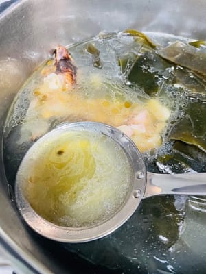 Buang minyaknya dan nikmati: Kaki babi yang diawetkan relatif berminyak. Setelah proses perebusan selesai, akan ada lapisan minyak yang mengapung di permukaan sup. Saat ini, Anda dapat menggunakan sendok saring anggur untuk membuang minyak yang mengapung di permukaan secara perlahan untuk mengurangi rasa berminyak, lalu taburi daun bawang cincang (opsional) dan Anda dapat menikmati kaki babi yang diawetkan khas Sichuan dan Chongqing yang lezat ini, direbus dengan kacang merah dan rumput laut.
~ Jangan panik! Bahkan tanpa kaki babi yang diawetkan, Anda masih bisa membuat sup kaki babi yang lezat di jalanan Chengdu, Sichuan: