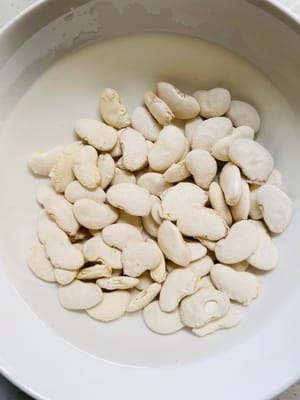 Rendam kacang dalam air dingin yang banyak selama minimal 3 jam. Ini akan memungkinkan kacang menyerap air sepenuhnya dan menjadi lebih lunak setelah dimasak.