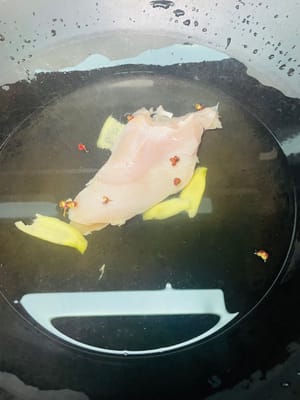 닭가슴살을 준비하려면: 냄비에 물, 식용유, 생강 조각, 후추, 닭고기를 넣습니다. 물이 끓으면 5분간 끓이세요(완전히 익어야 합니다). 냄비에서 꺼내어 나중에 사용하기 위해 찢어냅니다.