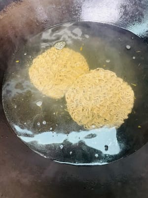 냄비에 물을 끓이고, 국수를 넣고 2분간 삶아 익힌 후, 국수를 꺼내 찬물에 식힌 후 물기를 빼고 올리브 오일을 약간 뿌려 고르게 저어줍니다(국수가 붙는 것을 방지하기 위해).