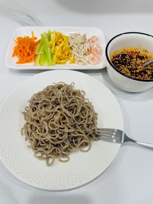 향긋한 참기름 소바 면(새우, 닭고기, 오이)