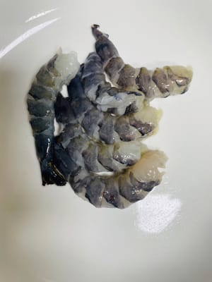 새우 껍질을 벗기고 등을 자르고, 새우 필라멘트를 제거한 후 깨끗이 씻습니다. 냄비에 물을 끓인 후 생강 조각과 요리주를 넣고 새우를 붓고 2분간 익힌 후 냄비에서 꺼내어 차가운 끓는 물에 헹구고 따로 보관합니다.