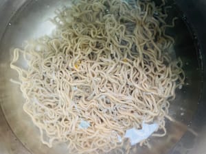 냄비에 물을 끓이고, 국수를 넣고 2분간 삶아 익힌 후, 국수를 꺼내 찬물에 식힌 후 물기를 빼고 올리브 오일을 약간 뿌려 고르게 저어줍니다(국수가 붙는 것을 방지하기 위해).