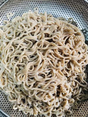 냄비에 물을 끓이고, 국수를 넣고 2분간 삶아 익힌 후, 국수를 꺼내 찬물에 식힌 후 물기를 빼고 올리브 오일을 약간 뿌려 고르게 저어줍니다(국수가 붙는 것을 방지하기 위해).