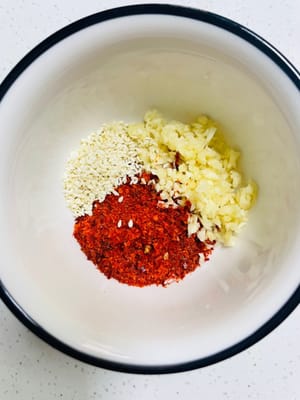 소스: 다진 마늘 1큰술, 고춧가루 2큰술, 흰 참깨 1큰술을 그릇에 넣고, 팬에 뜨거운 기름을 붓고 잘 섞습니다. 향이 코에 바로 닿습니다….