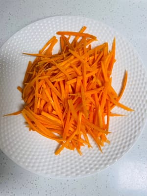 물을 끓인 다음, 잘게 썬 당근을 붓고 완전히 익을 때까지 2분간 끓인 다음 꺼내서 따로 보관합니다.