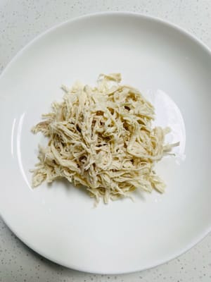 닭가슴살을 준비하려면: 냄비에 물, 식용유, 생강 조각, 후추, 닭고기를 넣습니다. 물이 끓으면 5분간 끓이세요(완전히 익어야 합니다). 냄비에서 꺼내어 나중에 사용하기 위해 찢어냅니다.